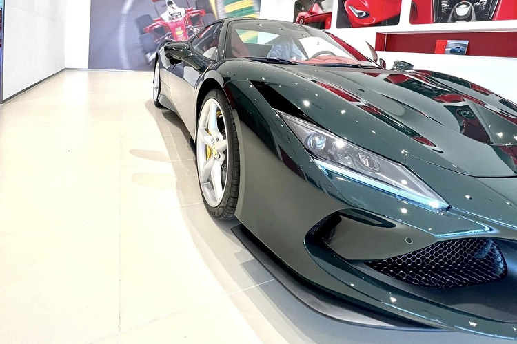 Theo đó, chiếc Ferrari F8 Spider mui trần này được nhập khẩu chính hãng bởi đại lý Ferrari Việt Nam. Ngoài ra, nó còn sở hữu "dàn áo" với màu sơn rất đặc biệt, mang tính lịch sử của ngành công nghiệp ôtô nước Anh quốc - đó là màu British Racing Green.