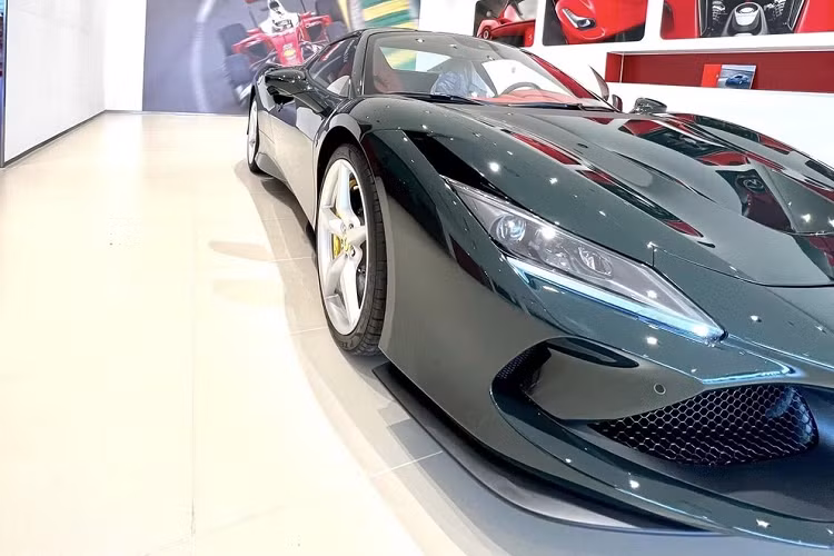 Theo đó, chiếc Ferrari F8 Spider mui trần này được nhập khẩu chính hãng bởi đại lý Ferrari Việt Nam. Ngoài ra, nó còn sở hữu "dàn áo" với màu sơn rất đặc biệt, mang tính lịch sử của ngành công nghiệp ôtô nước Anh quốc - đó là màu British Racing Green.