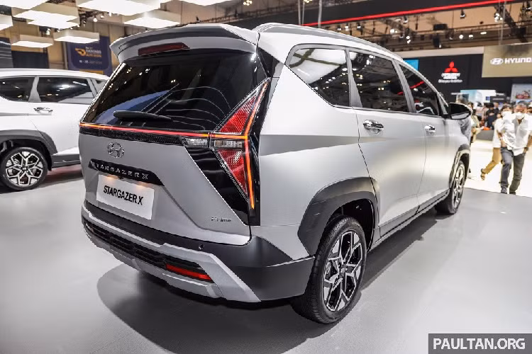 Cụ thể, Hyundai Stargazer X được trang bị lưới tản nhiệt có thiết kế thể thao hơn và cản trước cải tiến, đi kèm ốp màu bạc dày dặn hơn bao quanh hốc gió trung tâm. Tiếp theo đó nắp ca-pô với những đường dập gân nổi bật hơn. Tương tự đầu xe, khu vực bên sườn cũng được thay đổi so với bản thường, thể hiện qua nẹp nhựa màu đen ở hốc bánh và trên cửa, baga nóc hay bộ vành la-zăng hợp kim với thiết kế đa chấu, phay xước 2 màu mới.