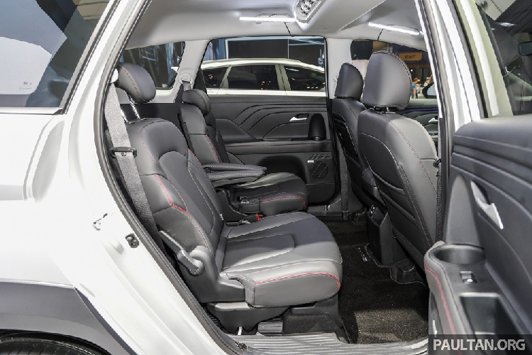 Đặc biệt, Hyundai Stargazer X còn được trang bị phanh tay điện tử và tính năng tự động giữ phanh tạm thời (Auto Hold). Bên cạnh đó là hệ thống âm thanh Bose, nút bấm SOS màu đỏ và đèn nội thất dạng LED thay vì đèn Halogen như bản thường. Trang bị an toàn của Hyundai Stargazer X có thêm phanh đĩa sau và cảm biến hỗ trợ đỗ xe phía trước. Những trang bị còn lại của Hyundai Stargazer X không khác gì bản thường.