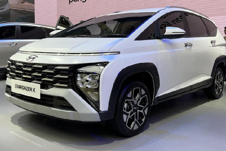 Đáng tiếc là động cơ của Stargazer X không thay đổi so với bản thường. Xe vẫn dùng động cơ xăng Smartstream 4 xi-lanh, hút khí tự nhiên, dung tích 1.5L, sản sinh công suất tối đa 115 mã lực và mô-men xoắn cực đại 144 Nm. Tuy nhiên, khác với bản thường, xe chỉ dùng hộp số tự động biến thiên vô cấp IVT. Hiện giá xe Hyundai Stargazer X 2024 ở Thái Lan chưa công bố. Trong khi đó, ở thị trường Indonesia, xe có giá dao động từ 325,6 - 336,2 triệu Rupiah (khoảng 514 - 531 triệu đồng).