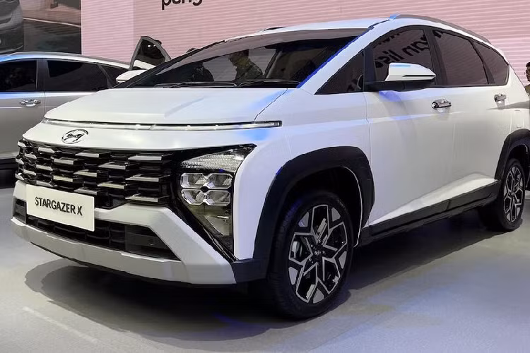 Đáng tiếc là động cơ của Stargazer X không thay đổi so với bản thường. Xe vẫn dùng động cơ xăng Smartstream 4 xi-lanh, hút khí tự nhiên, dung tích 1.5L, sản sinh công suất tối đa 115 mã lực và mô-men xoắn cực đại 144 Nm. Tuy nhiên, khác với bản thường, xe chỉ dùng hộp số tự động biến thiên vô cấp IVT. Hiện giá xe Hyundai Stargazer X 2024 ở Thái Lan chưa công bố. Trong khi đó, ở thị trường Indonesia, xe có giá dao động từ 325,6 - 336,2 triệu Rupiah (khoảng 514 - 531 triệu đồng).