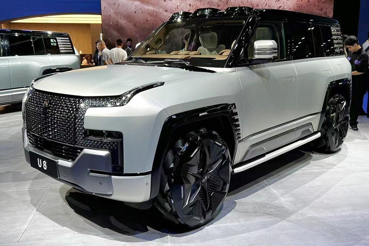 Yangwang U8 là một chiếc SUV điện cỡ lớn với phạm vi hoạt động trên 1.000 km, đã lần đầu được giới thiệu vào tháng 4 đầu năm nay, nhưng lần này, xe có cả phiên bản hạng sang và phiên bản dân chơi địa hình, đúng chất cá tính, sẽ là đối thủ khó chịu cho Hummer EV SUV.