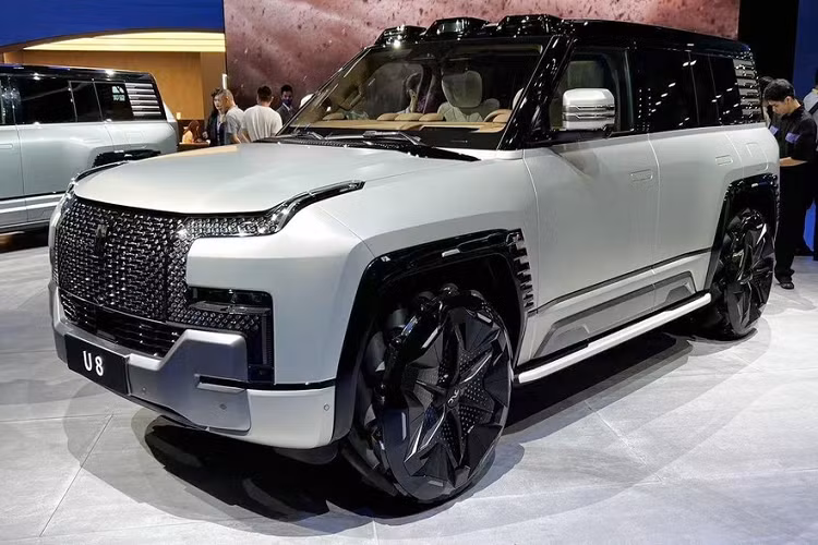 Yangwang U8 là một chiếc SUV điện cỡ lớn với phạm vi hoạt động trên 1.000 km, đã lần đầu được giới thiệu vào tháng 4 đầu năm nay, nhưng lần này, xe có cả phiên bản hạng sang và phiên bản dân chơi địa hình, đúng chất cá tính, sẽ là đối thủ khó chịu cho Hummer EV SUV.