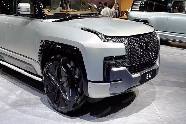 Mỗi bánh xe của Yangwang U8 có 1 động cơ điện, nhờ đó, công suất tối đa của một động cơ dao động từ 295 mã lực đến 322 mã lực và mô-men xoắn cực đại là 320-420 Nm. Tổng công suất mà 4 mô tơ điện mang đến cho chiếc xe Yangwang U8 là hơn 1.000 mã lực.