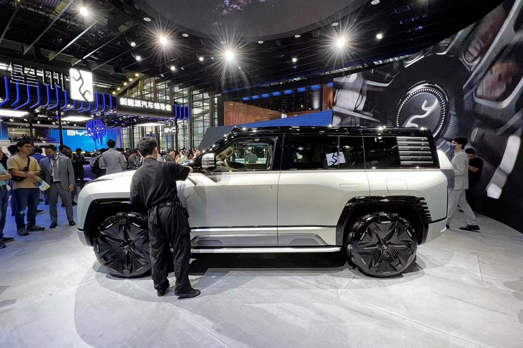 Dù bạn chọn SUV điện Yangwang U8 bản nào, giá cũng như nhau khi ở mức 1.098 triệu nhân dân tệ (tương đương 3,58 tỷ đồng). Được biết, phiên bản hạng sang Yangwang U8 dự kiến sẽ chính thức ra mắt vào tháng 8, dự kiến tháng 9/2023 sẽ bắt đầu giao xe và sẽ sớm gặp chủ nhân lô xe đầu tiên.