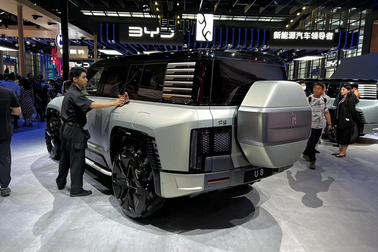 Yangwang đã bắt đầu đợt công việc xây dựng cửa hàng đầu tiên tại 16 thành phố lớn ở Trung Quốc. Chiếc SUV điện Yangwang U8 trưng bày tại triển lãm ô tô Quảng Đông - Hồng Kông - Macao 2023 đang diễn ra còn có điểm nhấn là bộ mâm vô cùng cầu kỳ. 