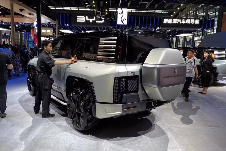 Yangwang đã bắt đầu đợt công việc xây dựng cửa hàng đầu tiên tại 16 thành phố lớn ở Trung Quốc. Chiếc SUV điện Yangwang U8 trưng bày tại triển lãm ô tô Quảng Đông - Hồng Kông - Macao 2023 đang diễn ra còn có điểm nhấn là bộ mâm vô cùng cầu kỳ. 