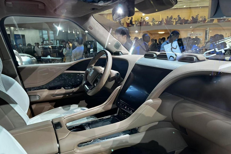 Nội thất của hai mẫu xe tương tự nhau, xe được trang bị màn hình cong 12,8 inch, sử dụng tấm nền OLED, góc nghiêng 37 độ có thể mang đến trải nghiệm tốt hơn cho người dùng. Nó cũng sử dụng màn hình thiết bị 23,6 inch và màn hình giải trí đồng lái, và có hai màn hình 12,8 inch ở hàng ghế sau, hỗ trợ liên kết 5 màn hình.