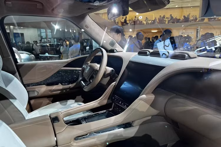 Nội thất của hai mẫu xe tương tự nhau, xe được trang bị màn hình cong 12,8 inch, sử dụng tấm nền OLED, góc nghiêng 37 độ có thể mang đến trải nghiệm tốt hơn cho người dùng. Nó cũng sử dụng màn hình thiết bị 23,6 inch và màn hình giải trí đồng lái, và có hai màn hình 12,8 inch ở hàng ghế sau, hỗ trợ liên kết 5 màn hình.