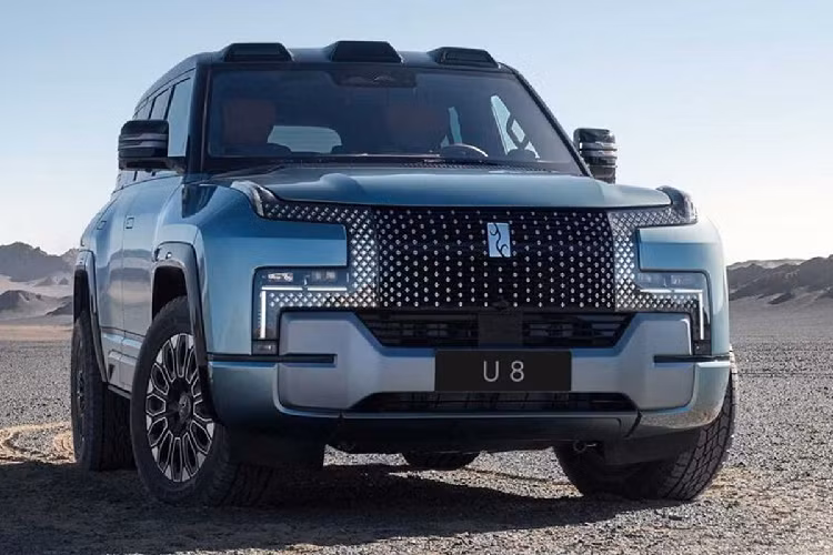 Với sức mạnh ấn tượng trên, Yangwang U8 có thể dễ dàng đạt được hiệu suất tăng tốc từ vị trí xuất phát lên 100 km/h chỉ trong thời gian 3 giây. Ngoài ra, chiếc xe mới còn có thể hoàn thành nhiều trạng thái lái khác nhau, bao gồm xoay 360 độ tại 1 chỗ, di chuyển trên băng tuyết, vượt dốc sa mạc, hay có thể tiếp tục di chuyển tốc độ cao nhất 120 km/h khi bị xẹp lốp, chế độ nổi trên mặt nước hay đi ngang như cua.