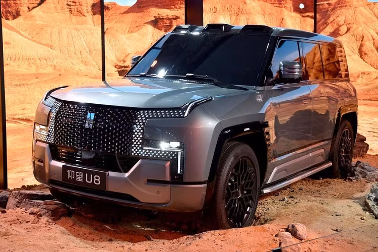 Vào ngày 16/6/2023 vừa qua, triển lãm ô tô Quảng Đông-Hồng Kông-Macao 2023 đã được tổ chức với nhiều gian hàng trưng bày xe khá thú vị, trong số đó, BYD mang đến 2 mẫu xe Yangwang U8 2024 mới để chính thức ra mắt các khách hàng ở Hồng Kông và Macao.