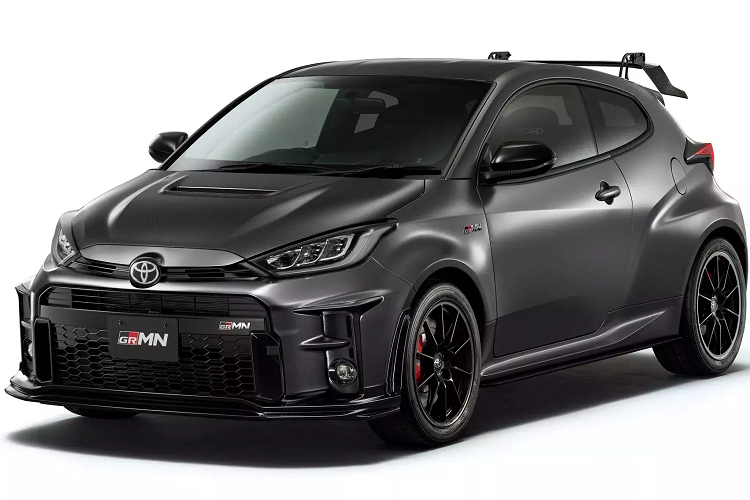 Theo tiêu chuẩn, chiếc Toyota GRMN Yaris được loại bỏ hàng ghế sau, mui xe sử dụng chất liệu sợi carbon. Ngoài ra, hãng xe Nhật Bản còn bổ sung 545 điểm hàn giúp cải thiện độ cứng thân xe.