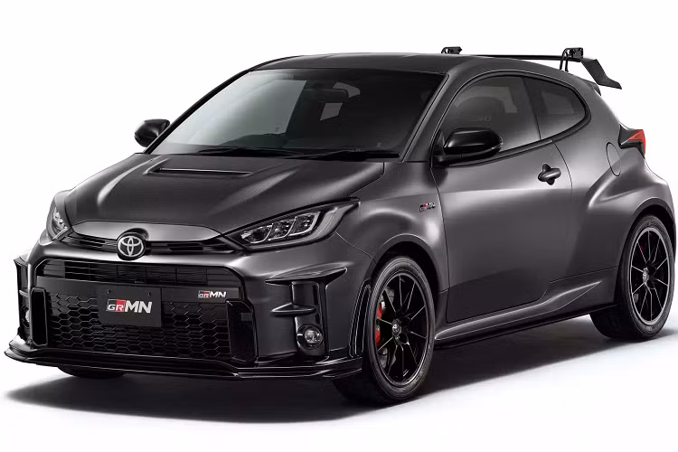 Theo tiêu chuẩn, chiếc Toyota GRMN Yaris được loại bỏ hàng ghế sau, mui xe sử dụng chất liệu sợi carbon. Ngoài ra, hãng xe Nhật Bản còn bổ sung 545 điểm hàn giúp cải thiện độ cứng thân xe.