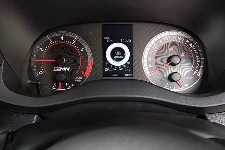 Và không khó hiểu khi một người vừa đấu giá thành công để trở thành chủ nhân của 1 trong 500 chiếc GRMN Yaris với mức giá 18.165.000 yên (khoảng 3,28 tỷ đồng). Toyota GRMN Yaris đi kèm với 2 gói nâng cấp Circuit và Rally.