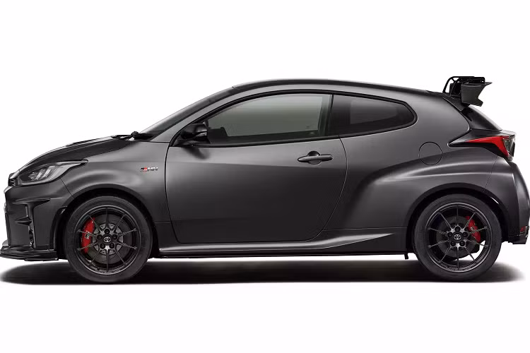 Với gói Circuit, mẫu xe này được nâng cấp la-zăng rèn BBS 18 inch, đĩa phanh lớn hơn, giảm xóc Bilstein có thể điều chỉnh, mở rộng ốp hông, lip cản trước mới và cánh lướt gió bằng sợi carbon. Tự trọng của GRMN Yaris cũng nhẹ hơn 20 kg.