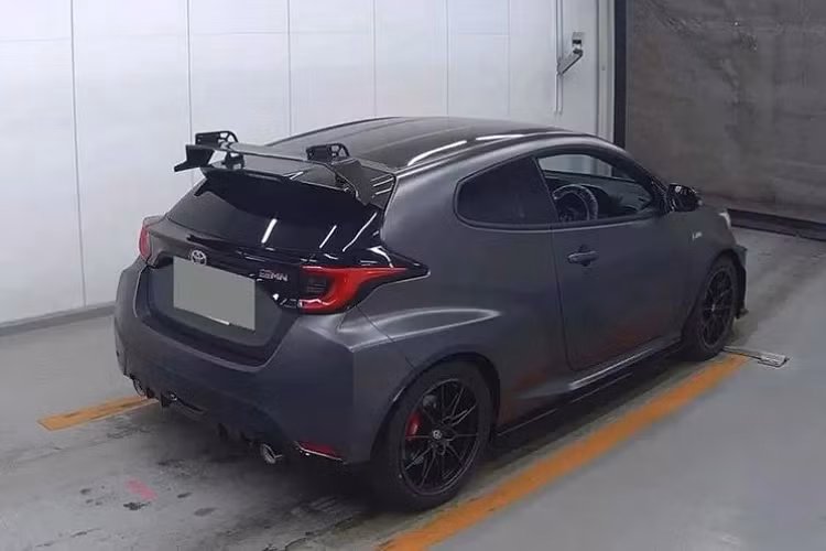 Và mẫu xe được đưa ra đấu giá đã trang bị sẵn gói Circuit, vốn nhấn mạnh khả năng chạy track trong trường đua so với phiên bản tiêu chuẩn. Và giá xe Toyota GRMN Yaris 2023 niêm yết cho phiên bản này cũng không hề rẻ và lên đến 8.467.000 yên (khoảng 1,53 tỷ đồng).