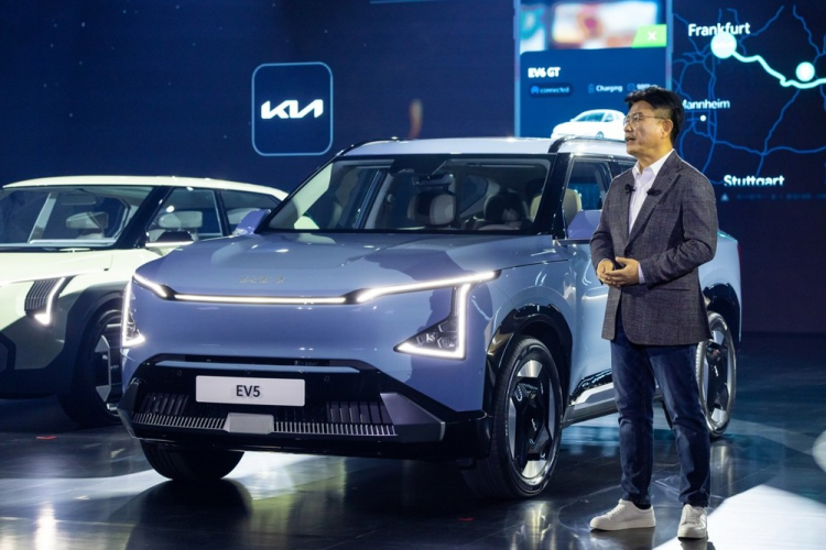 Tại triển lãm Ô tô Thành Đô 2023 diễn ra vào tháng 8 năm nay, hãng Kia đã lần đầu tiên vén màn phiên bản thương mại của mẫu SUV điện EV5 mới. Sau 2 tháng, thông số vận hành của mẫu SUV điện Kia EV5 2024 mới này mới đây đã được hãng xe Hàn Quốc công bố.