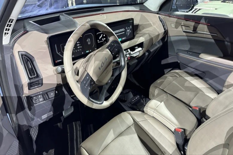 Bên trong xe, mẫu ôtô điện Kia EV5 của Hàn Quốc được trang bị bảng đồng hồ kỹ thuật số nối liền với màn hình cảm ứng trung tâm, cả hai đều có kích thước 12,3 inch. Ở giữa 2 màn hình này là màn hình 5 inch để chỉnh điều hòa, tương tự cách bố trí của Kia EV9 2024.