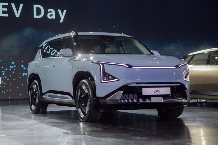 Cả 2 loại pin của Kia EV5 2024 đều là loại LFP do hãng xe BYD của Trung Quốc sản xuất. Cũng như Toyota, Kia chọn loại pin này nhằm giảm chi phí sản xuất và đảm bảo giá hấp dẫn cho EV5 mới. Ngoài Trung Quốc, Kia EV5 2024 còn được bán ở một số thị trường khác trên toàn cầu như Hàn Quốc.