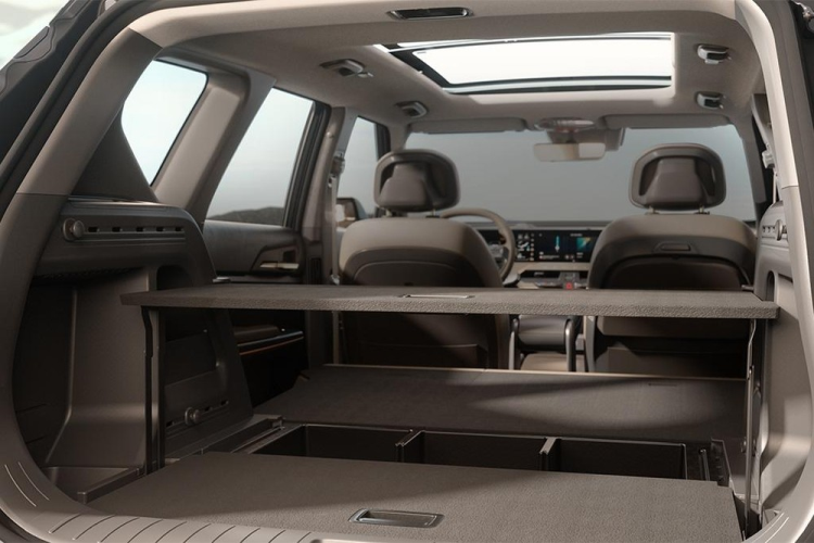 Đặc biệt, hãng Kia còn trang bị bệ tì tay trung tâm giữa hàng ghế trước vừa rộng vừa thấp cho EV5 mới ở thị trường Trung Quốc. Trang bị này khiến ghế trước của xe như ghế sofa trong phòng khách tại nhà. Ở những thị trường khác, xe vẫn có bệ tì tay trung tâm thông thường ở giữa 2 ghế trước. Trong khi đó, hàng ghế thứ hai của xe có thể gập phẳng xuống sàn, tạo thành không gian mà hãng Kia gọi là "phòng ngủ".