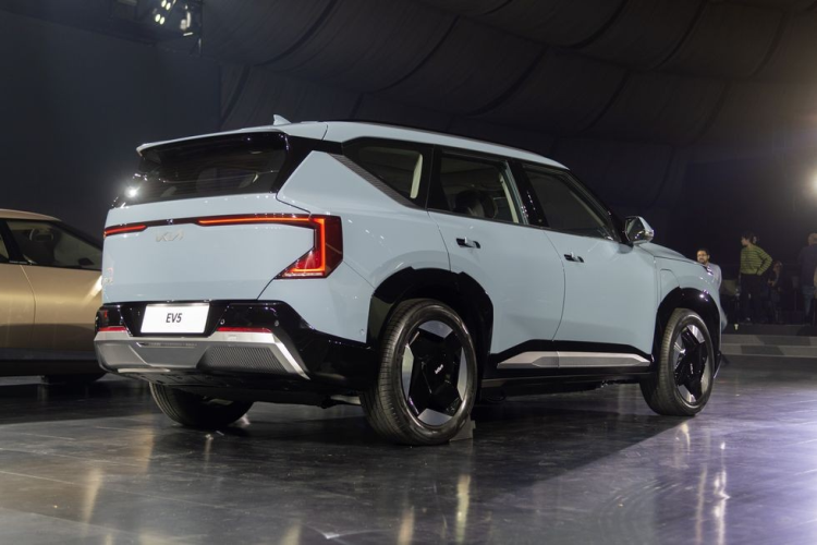 Ghế của mẫu ôtô điện này được bọc bằng chất liệu nhựa PET tái chế hoặc da giả có nguồn gốc thực vật. Ghế có tính năng massage cũng nằm trong danh sách trang bị của xe. Theo Kia, hãng hiện đang phát triển phiên bản hiệu suất cao GT của EV5. Tuy nhiên, hãng Kia chưa tiết lộ bất kỳ thông tin nào liên quan đến EV5 GT mới.