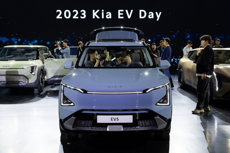 Kia EV5 2024 có kích thước khá tương đồng với VinFast VF7 sắp bán ở Việt Nam. So với phiên bản concept ra mắt vào hồi tháng 4 năm nay, Kia EV5 sở hữu thiết kế ngoại thất không thay đổi quá nhiều. Hãng Kia chỉ điều chỉnh thiết kế của một số chi tiết ngoại thất như đèn pha, ốp gương chiếu hậu và vành la-zăng.