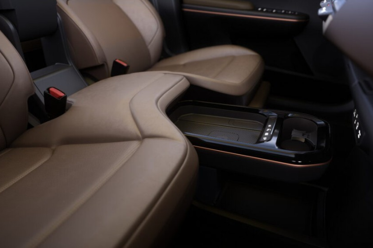 Bên cạnh đó là vô lăng theo phong cách của xe Hyundai, một số nút bấm vật lý trên mặt táp-lô, 2 cổng USB Type C, sạc điện thoại không dây, giá để ly, ngăn chứa đồ, cửa sổ trời toàn cảnh và đèn viền nội thất 64 màu, có thể chỉnh độ sáng theo chế độ lái hoặc các cảnh báo an toàn.