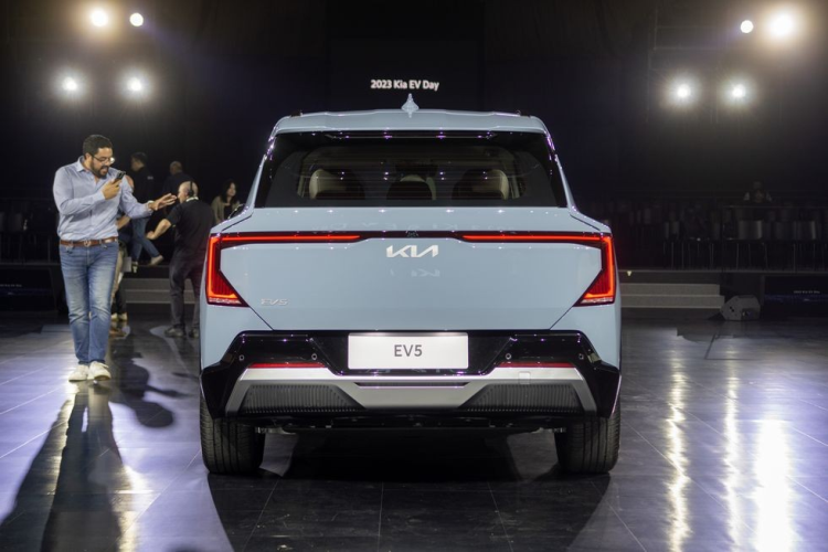 Mẫu xe này được áp dụng phong cách thiết kế tương tự đàn anh Kia EV9 2024 đồng thời có những trang bị đáng chú ý như hệ thống đèn LED, tay nắm cửa ẩn, vành la-zăng 18 inch hoặc 19 inch, tùy phiên bản.