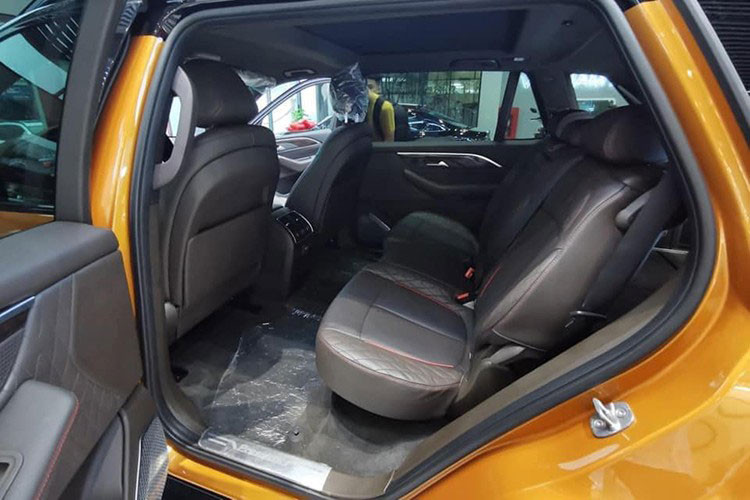 Hàng ghế thứ nhất và thứ hai của xe VinFast President được tích hợp tính năng massage/ sưởi/ thông gió nhằm mang đến sự thoải mái cho người lái lẫn hành khách, hàng ghế thứ hai tăng thêm 20 cm so với Lux SA2.0, đem đến khoảng duỗi chân rộng rãi.