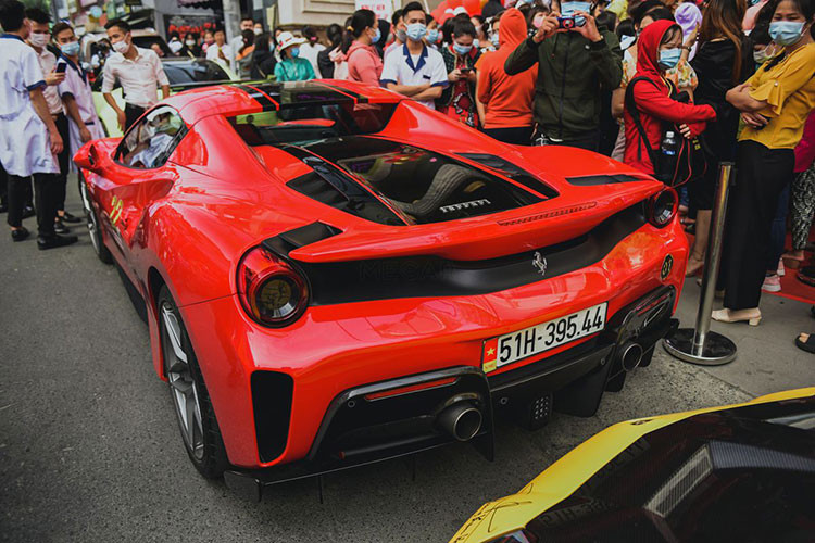 Ferrari 488 Pista Spider sở hữu động cơ V8, dung tích 3.9 lít, tăng áp kép, công suất tối đa lên đến 710 mã lực, tăng 39 mã lực so với bản tiêu chuẩn và thêm 113 mã lực so với người tiền nhiệm, siêu xe 458 Speciale Aperta vốn chỉ có đúng 499 chiếc được sản xuất. Mô-men xoắn cực đại của xe 770 Nm và nó chỉ 2,85 giây để tăng tốc từ vị trí xuất phát lên 100 km/h trước khi đạt vận tốc tối đa 340 km/h.