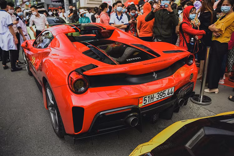 Ferrari 488 Pista Spider sở hữu động cơ V8, dung tích 3.9 lít, tăng áp kép, công suất tối đa lên đến 710 mã lực, tăng 39 mã lực so với bản tiêu chuẩn và thêm 113 mã lực so với người tiền nhiệm, siêu xe 458 Speciale Aperta vốn chỉ có đúng 499 chiếc được sản xuất. Mô-men xoắn cực đại của xe 770 Nm và nó chỉ 2,85 giây để tăng tốc từ vị trí xuất phát lên 100 km/h trước khi đạt vận tốc tối đa 340 km/h.