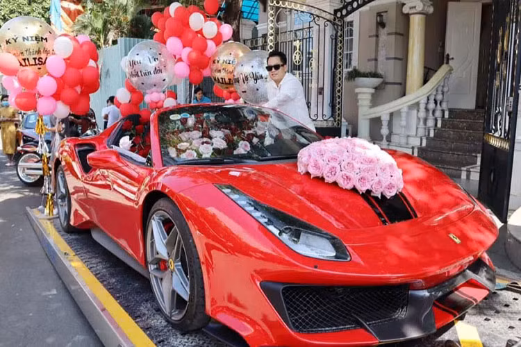 Lúc ra mắt, 488 Pista Spider là chiếc siêu xe Ferrari mui trần thứ 50 của hãng siêu xe đến từ Ý và cũng đồng thời là "ngựa chiến" mui trần có khối động cơ V8 mạnh nhất trong lịch sử của hãng lúc bấy giờ, điều này đã thôi thúc nhiều người mua xe Ferrari 488 Pista Spider để trải nghiệm động cơ V8 mạnh thứ nhì của Ferrari hiện tại, chỉ đứng sau SF90 Spider.