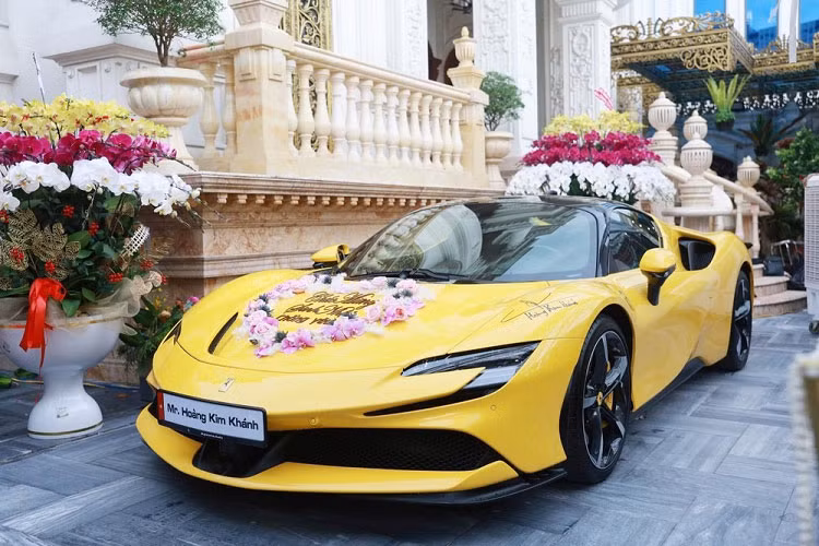 Ferrari SF90 Stradale cũng chính là siêu xe plug-in hybrid đầu tiên trong lịch sử của hãng Ferrari. Sức mạnh của động cơ plug-in hybrid đã cho phép siêu phẩm Ferrari SF90 Stradale có thể tăng tốc từ vị trí xuất phát lên 100 km/h trong thời gian 2,5 giây, thêm 4,2 giây để tăng tốc lên 200 km/h trước khi đạt vận tốc tối đa 340 km/h.