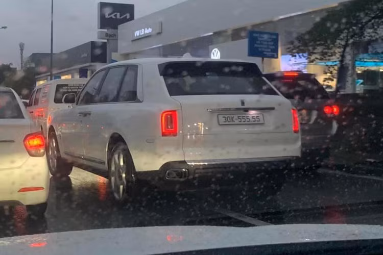  Rolls-Royce Cullinan gắn biển số 30K-555.55 Trong phiên đấu giá diễn ra vào ngày 4/11, biển số 30K-555.55 đã được chốt giá ở mức 14,495 tỷ đồng. Theo đó, đây là biển số từng được chốt giá 14,12 tỷ đồng tại phiên đấu giá ngày 15/9 nhưng sau đó khách hàng không hoàn thành nghĩa vụ tài chính.
