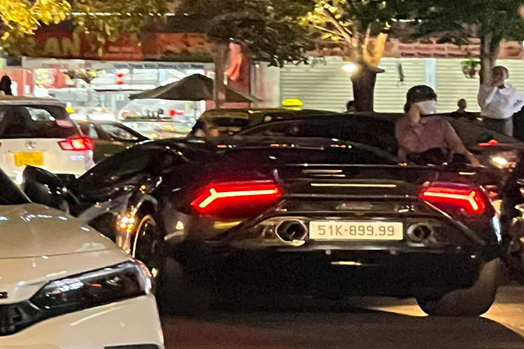  Lamborghini Huracan Tecnica gắn biển số 51K-899.99 Biển số 51K-899.99 trúng đấu giá trong phiên đấu ngày 25/9 với số tiền 2,74 tỷ đồng. Sau khoảng hơn một tháng chiếc biển VIP tìm được chủ nhân, chiếc xe được đăng ký biển 51K-899.99 cũng lộ diện.