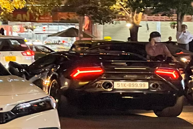  Lamborghini Huracan Tecnica gắn biển số 51K-899.99 Biển số 51K-899.99 trúng đấu giá trong phiên đấu ngày 25/9 với số tiền 2,74 tỷ đồng. Sau khoảng hơn một tháng chiếc biển VIP tìm được chủ nhân, chiếc xe được đăng ký biển 51K-899.99 cũng lộ diện.