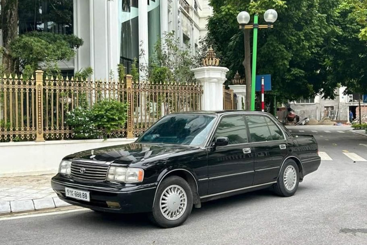  Toyota Crown gắn biển số 51K-888.88 Ngày 15/9, biển số 51K-888.88 được Công ty Đấu giá hợp danh Việt Nam tổ chức phiên đấu giá đầu tiên với mức giá lên tới 32,34 tỷ đồng. Tuy nhiên, người trúng đấu giá biển khủng tiền tỷ sau đó đã không hoàn thành nghĩa vụ tài chính với cơ quan chức năng.