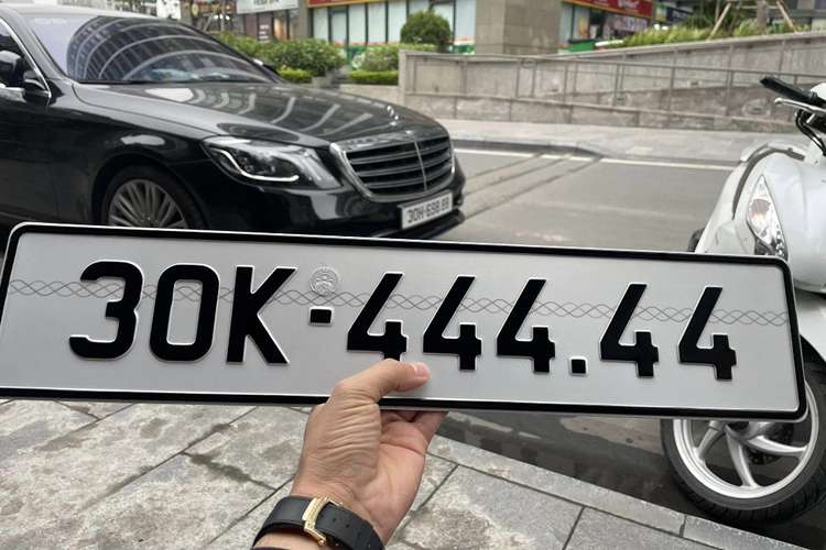 Được biết, sau khi đấu giá thành công chủ nhân của chiếc biển ngũ quý này đã sang tay cho một người khác với giá hơn 1 tỷ đồng, thu về hơn 700 triệu, ngang với một chiếc ô tô mới hạng trung hiện nay.