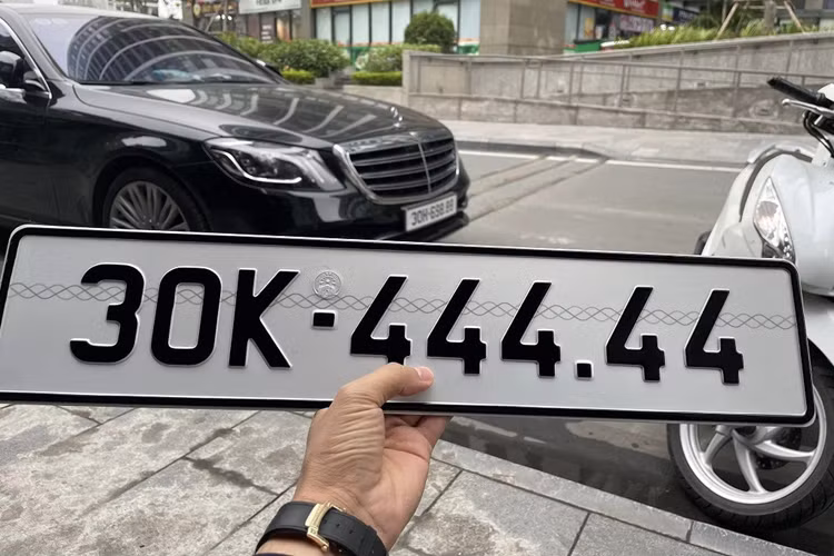 Được biết, sau khi đấu giá thành công chủ nhân của chiếc biển ngũ quý này đã sang tay cho một người khác với giá hơn 1 tỷ đồng, thu về hơn 700 triệu, ngang với một chiếc ô tô mới hạng trung hiện nay.