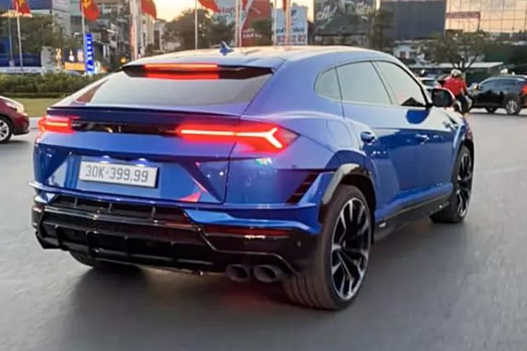  Lamborghini Urus S gắn biển số 30K-399.99 Biển số 30K-399.99 được Công ty đấu giá hợp danh Việt Nam tổ chức đấu giá trực tuyến vào ngày 26/9/2023. Sau một giờ tranh giành quyết liệt, chiếc biển “tứ quý 9 mang đầu số Hà Nội đã được chốt với mức giá 2,725 tỷ đồng.