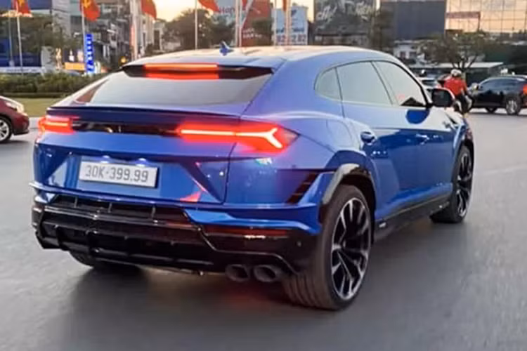  Lamborghini Urus S gắn biển số 30K-399.99 Biển số 30K-399.99 được Công ty đấu giá hợp danh Việt Nam tổ chức đấu giá trực tuyến vào ngày 26/9/2023. Sau một giờ tranh giành quyết liệt, chiếc biển “tứ quý 9 mang đầu số Hà Nội đã được chốt với mức giá 2,725 tỷ đồng.