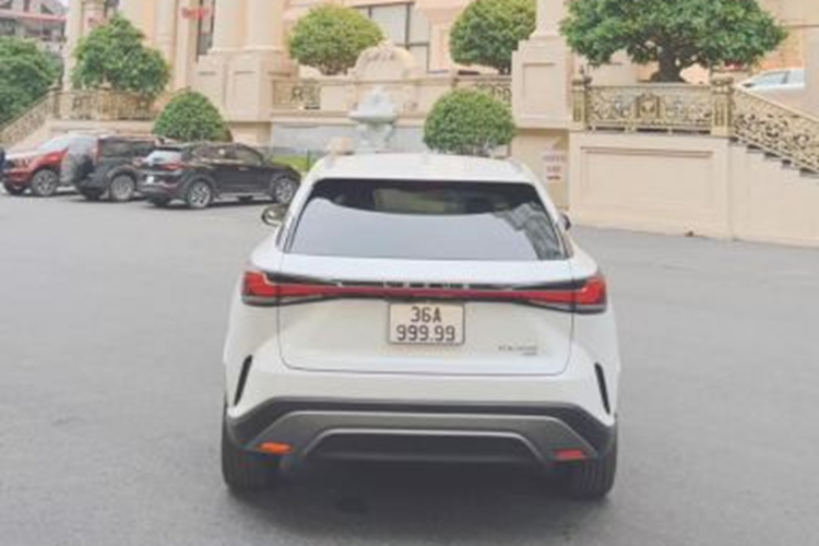 Sau khi trúng đấu giá biển số 36A-999.99, nữ chủ nhân đã gắn chiếc biển này lên chiếc SUV hạng sang Lexus RX 350 mới. Được biết, tại thị trường Việt Nam, mẫu Lexus RX350 2023 hiện đang có giá khoảng 3,43 tỷ đồng.