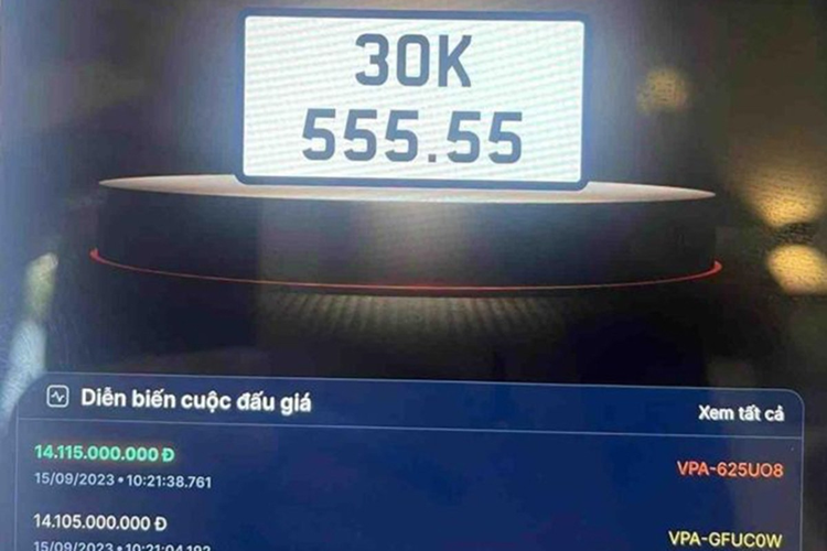 Sau khi đấu giá thành công biển số 30K-555.55, chủ nhân đã lựa chọn chiếc xe siêu sang Rolls-Royce Cullinan để gắn biển. Tại thị trường Việt Nam, Rolls-Royce Cullinan có giá bán từ 32 - 45 tỷ đồng, tùy theo trang bị cũng như biển số xe mang.
