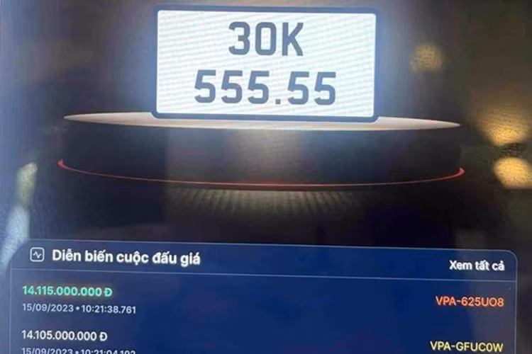 Sau khi đấu giá thành công biển số 30K-555.55, chủ nhân đã lựa chọn chiếc xe siêu sang Rolls-Royce Cullinan để gắn biển. Tại thị trường Việt Nam, Rolls-Royce Cullinan có giá bán từ 32 - 45 tỷ đồng, tùy theo trang bị cũng như biển số xe mang.