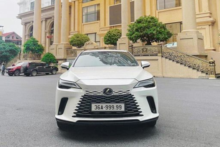  Lexus RX 350 gắn biển số 36A-999.99 Biển số 36A - 999.99 được Công ty Đấu giá hợp danh Việt Nam (VPA) đưa ra đấu giá lần 2 vào ngày 25/10. Sau 1 tiếng đấu giá, chiếc biển ngũ quý 9 mang đầu số của tỉnh Thanh Hoá này đã được một nữ đại gia “chốt” giá cao nhất là 5,28 tỷ đồng.