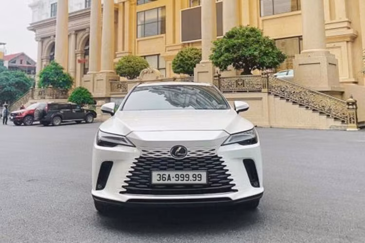  Lexus RX 350 gắn biển số 36A-999.99 Biển số 36A - 999.99 được Công ty Đấu giá hợp danh Việt Nam (VPA) đưa ra đấu giá lần 2 vào ngày 25/10. Sau 1 tiếng đấu giá, chiếc biển ngũ quý 9 mang đầu số của tỉnh Thanh Hoá này đã được một nữ đại gia “chốt” giá cao nhất là 5,28 tỷ đồng.