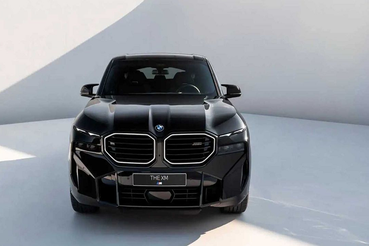 Tại thị trường Mỹ, giá xe BMW XM 2023 khởi điểm từ 159.000 USD (khoảng 3,7 tỷ đồng) trong khi những khách hàng muốn mua bản Label Red cao cấp sẽ phải bỏ ra tối thiểu 185.000 USD (4,3 tỷ đồng). BMW nhấn mạnh rằng XM là một mẫu xe hiệu suất cao "hoàn chỉnh" theo diện M3/M4/M5, chứ không phải nửa vời như series xe sử dụng hậu tố M chẳng hạn iX M60. Và đây cũng là chiếc xe hiệu suất cao đầu tiên của hãng có hệ thống truyền động điện khí hóa.