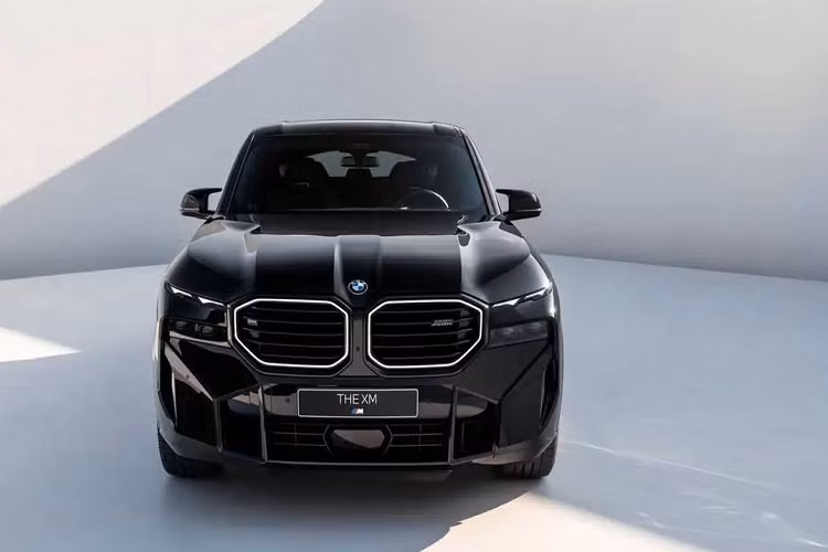 Tại thị trường Mỹ, giá xe BMW XM 2023 khởi điểm từ 159.000 USD (khoảng 3,7 tỷ đồng) trong khi những khách hàng muốn mua bản Label Red cao cấp sẽ phải bỏ ra tối thiểu 185.000 USD (4,3 tỷ đồng). BMW nhấn mạnh rằng XM là một mẫu xe hiệu suất cao "hoàn chỉnh" theo diện M3/M4/M5, chứ không phải nửa vời như series xe sử dụng hậu tố M chẳng hạn iX M60. Và đây cũng là chiếc xe hiệu suất cao đầu tiên của hãng có hệ thống truyền động điện khí hóa.