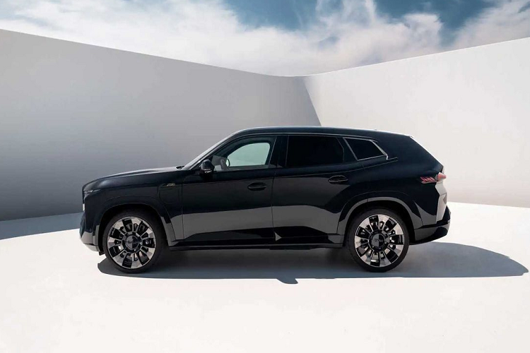 “Sức mạnh” trên cho phép BMW XM 2023 có thể tăng tốc từ 0-96 km/h trong thời gian 4,1 giây, trước khi đạt tốc độ tối đa 250 km/h. Nếu khách hàng mua thêm gói M Driver’s Package tùy chọn, xe có thể đạt tốc độ tối đa lên đến 270 km/h. So với các mẫu xe hybrid hạng sang khác, phạm vi hoạt động ở chế độ thuần điện của BMW XM 2023 khá khiêm tốn, chỉ khoảng 50 km với vận tốc tối đa 140 km/h.